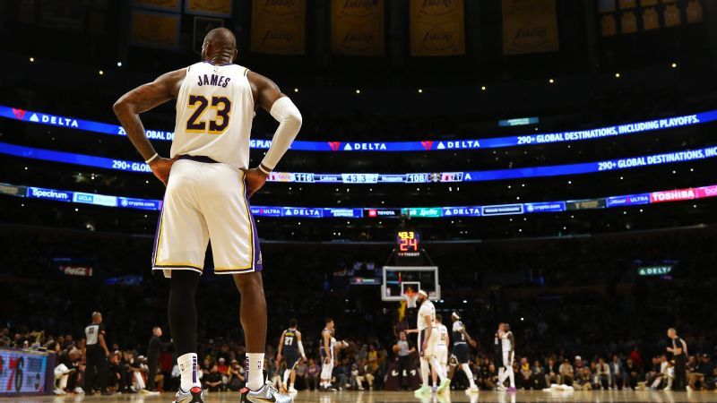 Luego de una temporada caótica, los Lakers enfrentan dos preguntas clave en la temporada baja