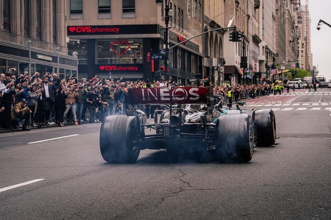 Hamilton realizó una exhibición con un Mercedes de F1 en Nueva York