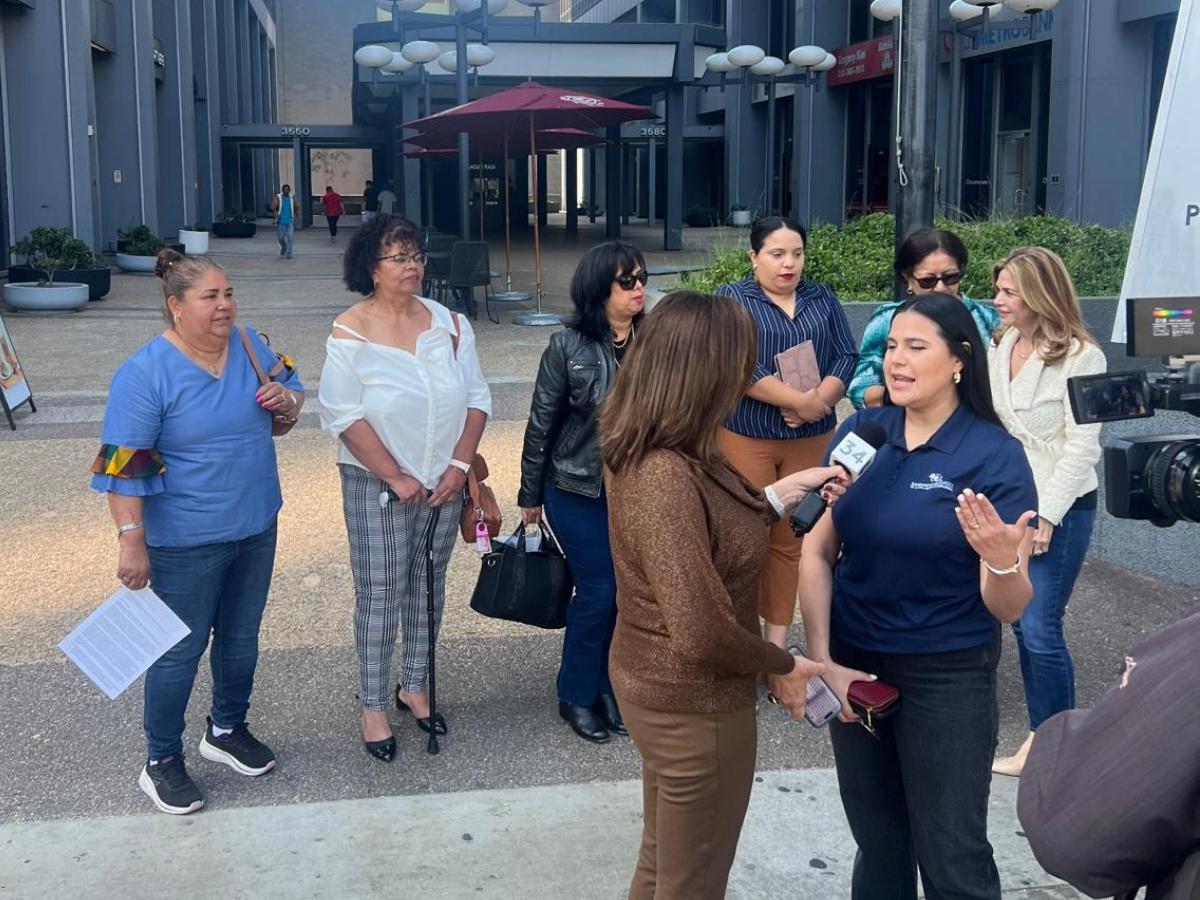 Hondureños llegan a consulado de Los Ángeles a exigir que les devuelvan dinero por citas