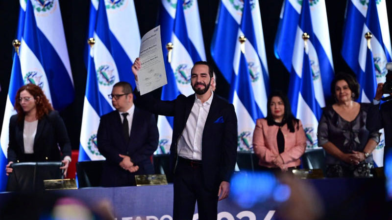 Fitch mantiene calificación de El Salvador una grada por encima del impago