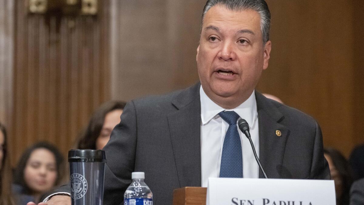 EEUU: Mientras el debate vira a la derecha, un senador latino emerge como defensor de los migrantes