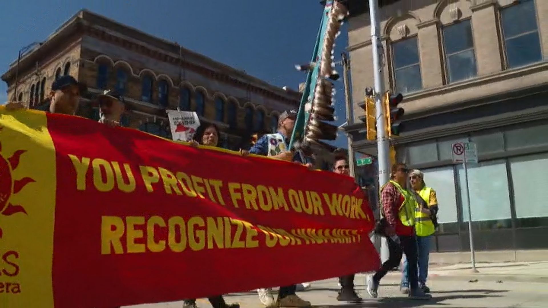 Con una manifestación decenas conmemoran el 1 de mayo en Milwaukee