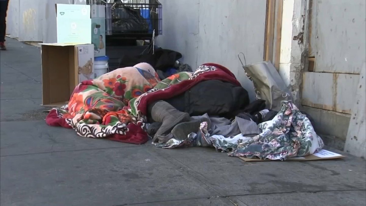 Buscan frenar la criminalización de personas sin hogar en San Francisco