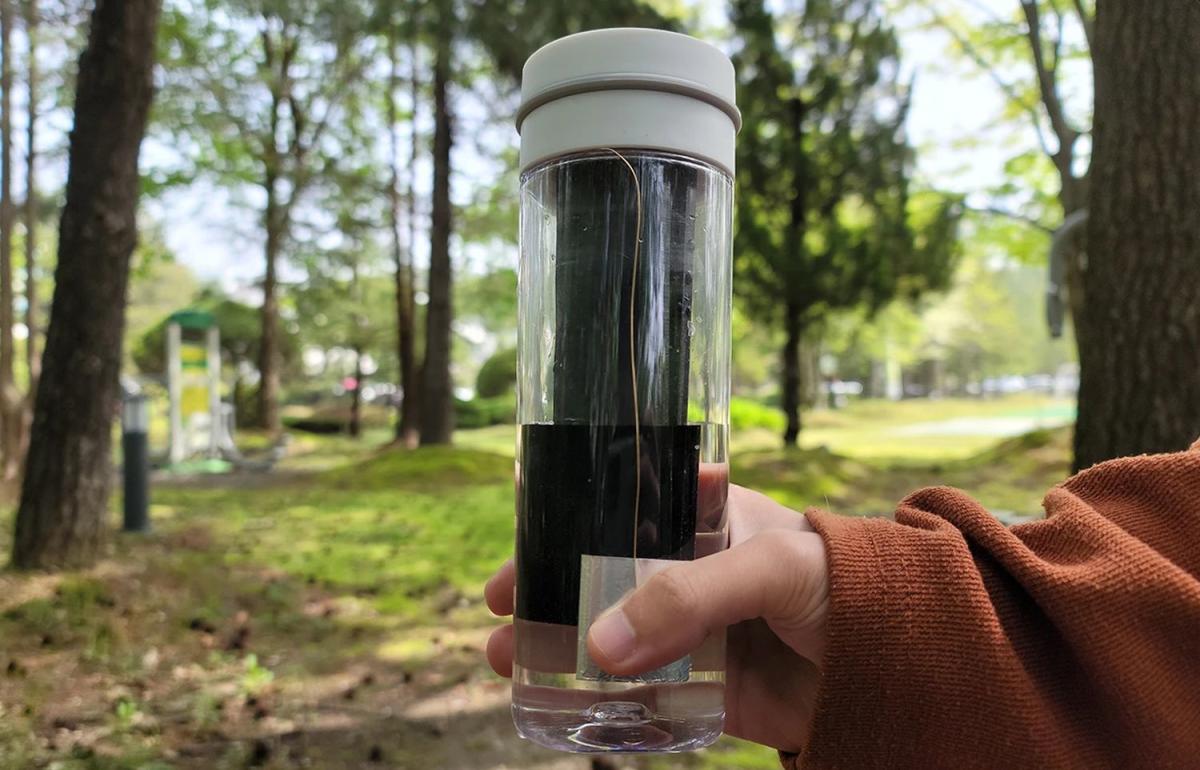 Esta botella puede desinfectar agua con la electricidad de tu cuerpo mientras caminas