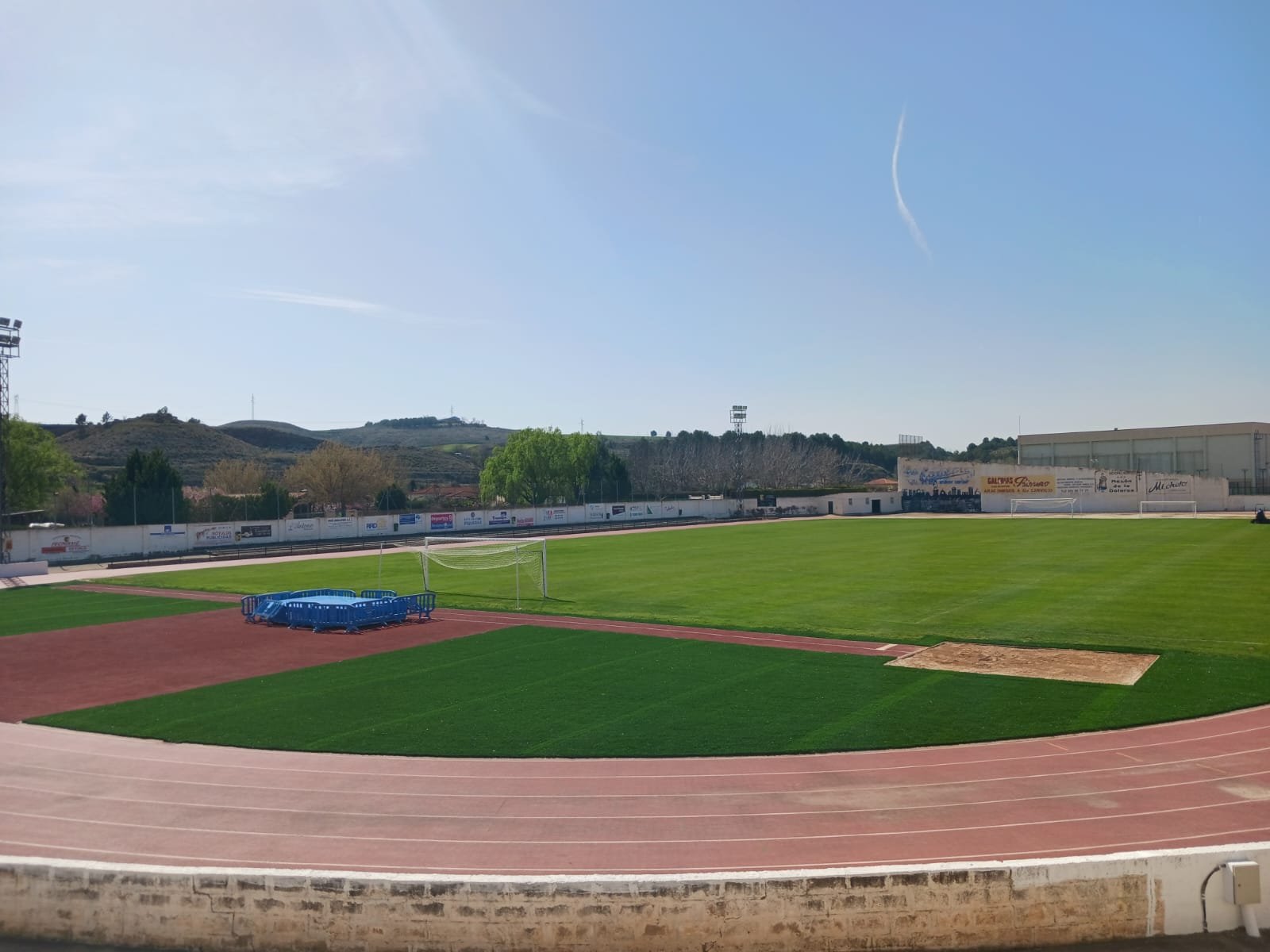 La Ciudad Deportiva de Calatayud se somete a diferentes mejoras: nuevo campo de fútbol 7, actuaciones en los espacios de atletismo y se prevé cubrir las gradas del campo “Eduardo Marquina”, entre otras – DUKVI TV PRODUCCIONES