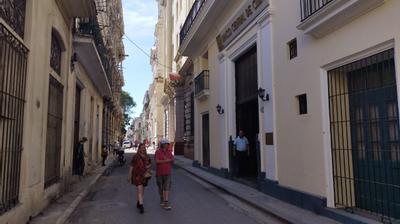 Un banco español se va de Cuba y uno ruso abre oficinas en La Habana