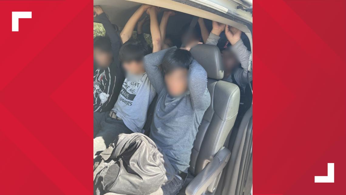 Arrestan a un adolescente tratando de contrabandear a 7 migrantes a través de Arizona
