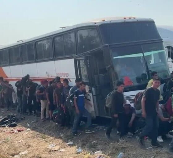 localizan-a-migrantes-abandonados-en-tres-autobuses-en-una-carretera-de-veracruz