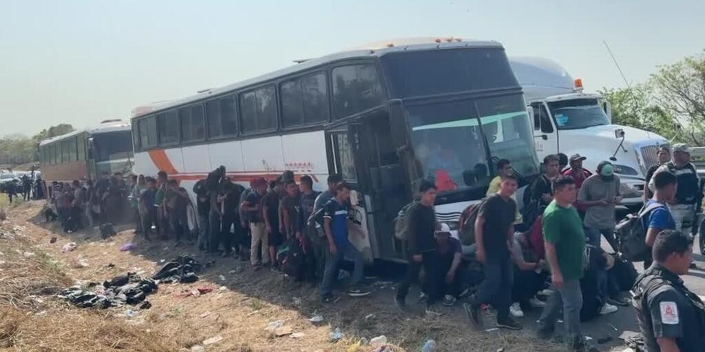 localizan-a-migrantes-abandonados-en-tres-autobuses-en-una-carretera-de-veracruz