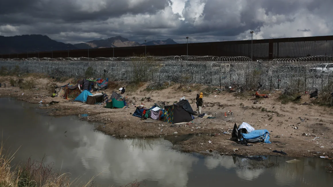 Jueza dictamina que niños migrantes en campamentos en el desierto deben estar en instalaciones seguras y limpias