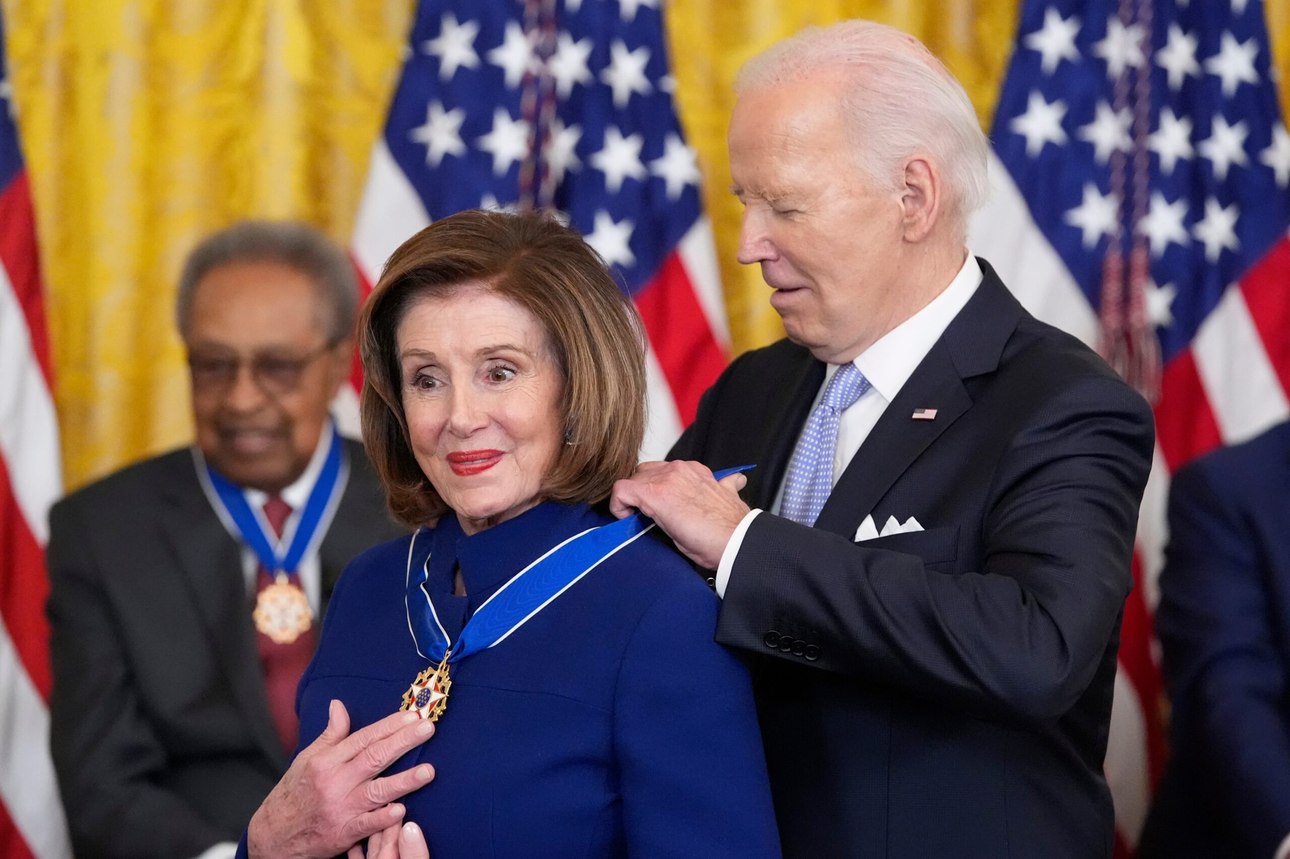 El presidente Biden entregó la Medalla de la Libertad a 19 personas – La Opinión
