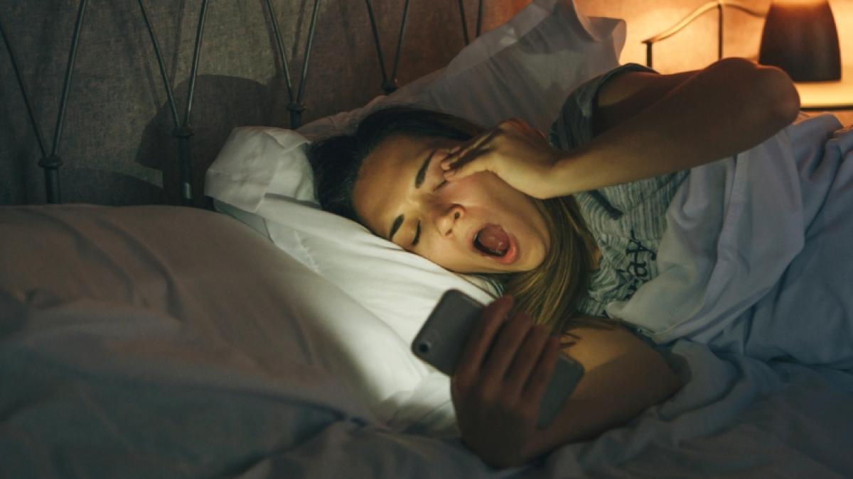 Experta en bienestar revela que usar el celular antes de dormir puede ser un