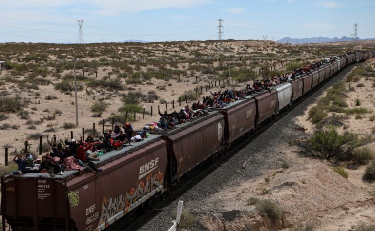 cientos-de-migrantes-quedan-varados-en-el-tren-“la-bestia”,-al-norte-de-mexico
