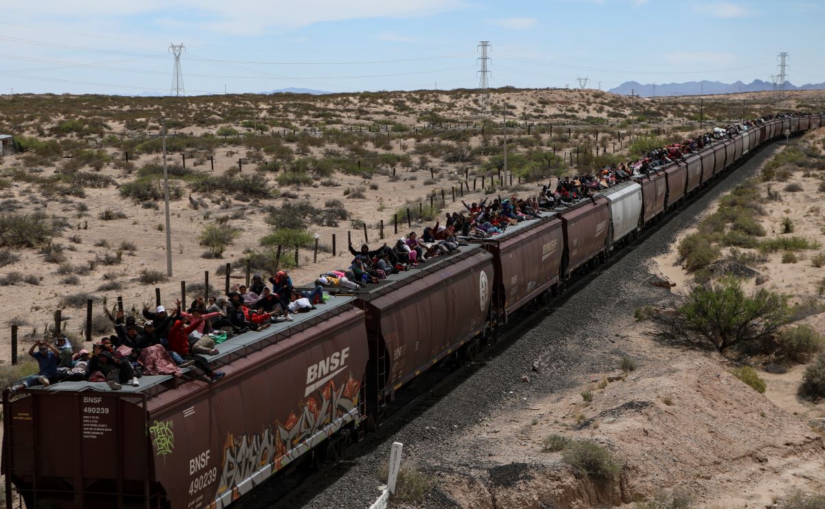 Cientos de migrantes quedan varados en el tren “La Bestia”, al norte de México
