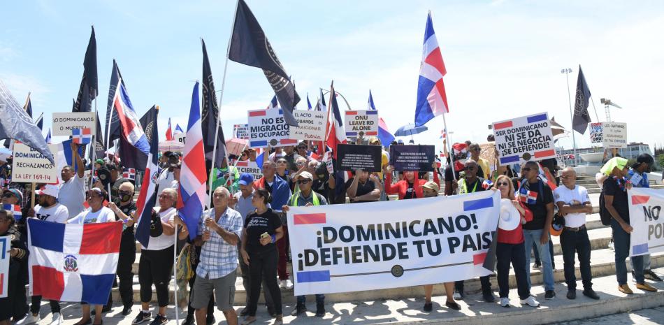 antigua-orden-dominicana-marcha-en-contra-de-la-imposicion-internacional-sobre-el-tema-haitiano