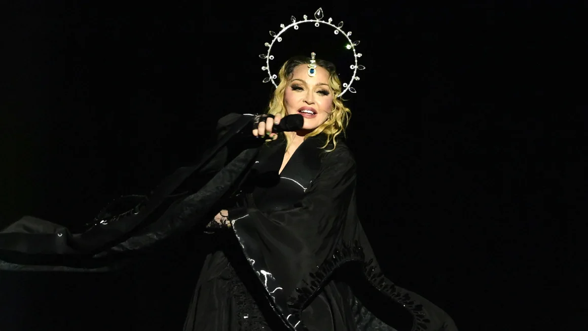 Madonna atrae a más de un millón de personas a la playa de Copacabana con su show gratutito