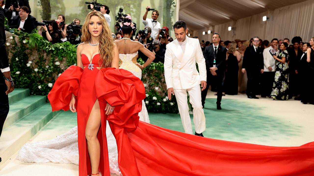 En su primera vez en la MET Gala, Shakira enciende la alfombra con un vestido rojo fuego de Carolina Herrera.