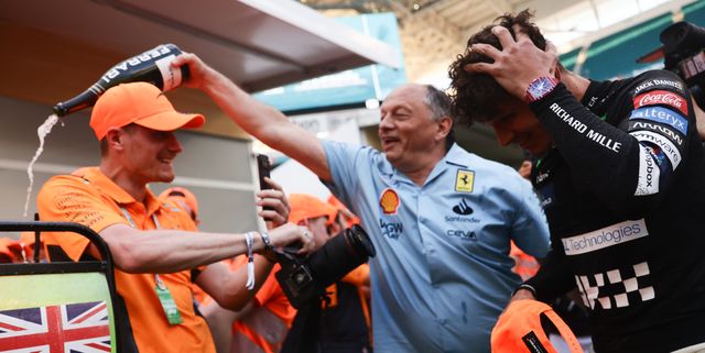 La escena más simpática del GP de Miami: Fred Vasseur, de Ferrari, se cuela en la celebración de McLaren