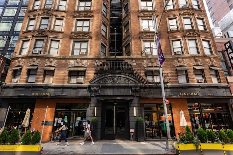 asi-es-por-dentro-el-imponente-hotel-de-broadway-que-nueva-york-convirtio-en-un-refugio-para-inmigrantes