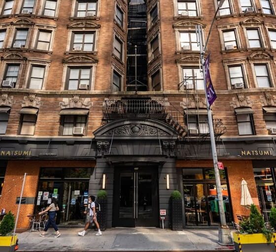 asi-es-por-dentro-el-imponente-hotel-de-broadway-que-nueva-york-convirtio-en-un-refugio-para-inmigrantes