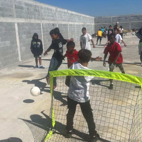 grupo-humanitario-de-los-angeles-utiliza-el-futbol-para-ayudar-a-ninos-en-la-frontera