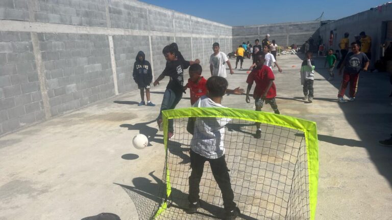 grupo-humanitario-de-los-angeles-utiliza-el-futbol-para-ayudar-a-ninos-en-la-frontera