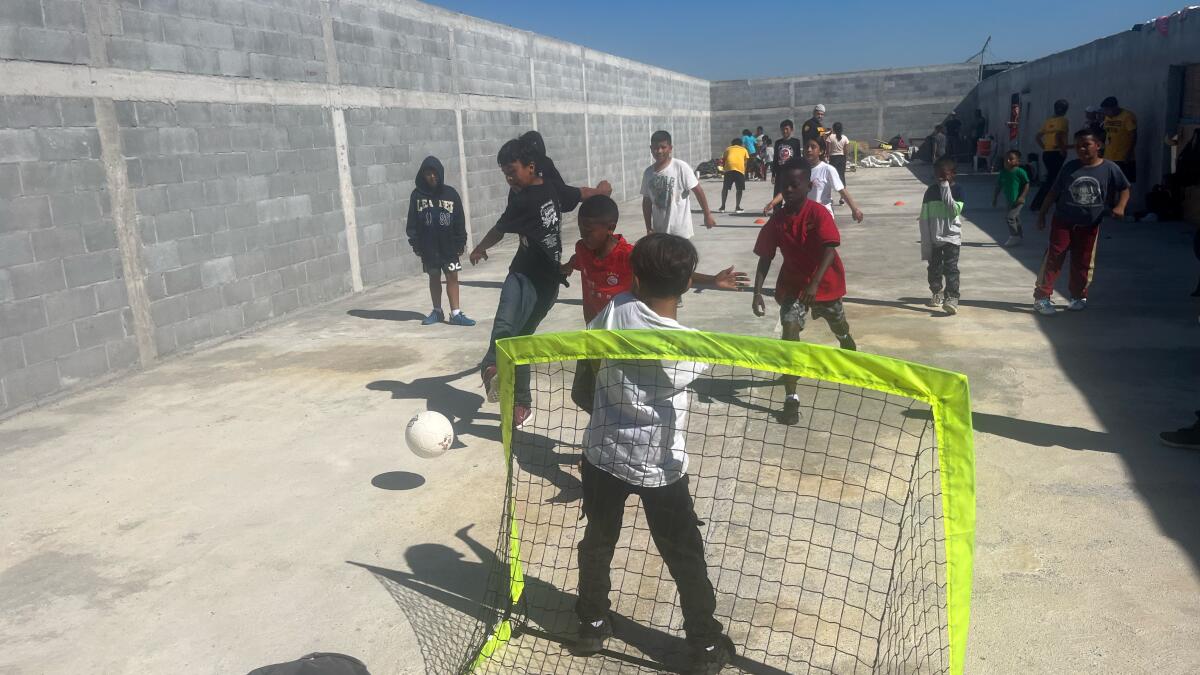 Grupo humanitario de Los Ángeles utiliza el fútbol para ayudar a niños en la frontera