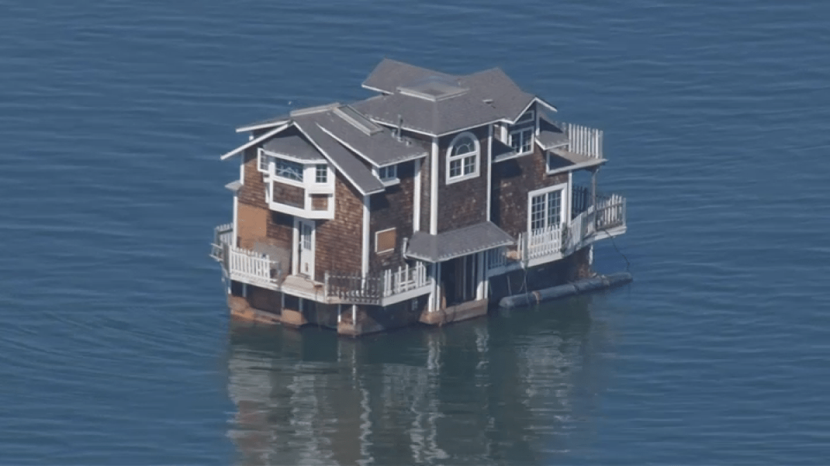 Casa flotando en el agua recorre la Bahía de San Francisco rumbo a Sausalito