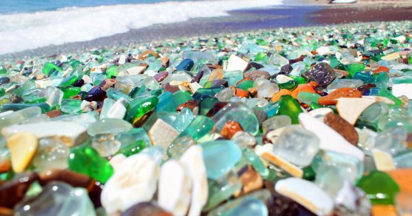 No tiene arena: la asombrosa playa de California con piedras de colores y aguas cristalinas