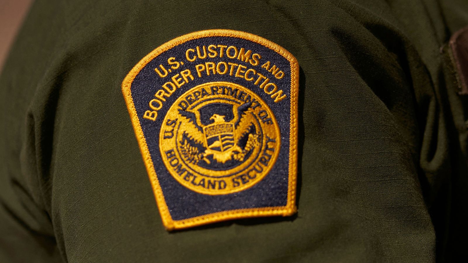 Condenan a prisión a exagente fronterizo de Estados Unidos a prisión por vender “papeles” inmigratorios