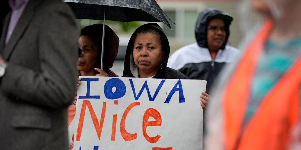 El Gobierno y grupos de derechos civiles demandan a Iowa por ley migratoria que faculta a la policía para arrestar a indocumentados 