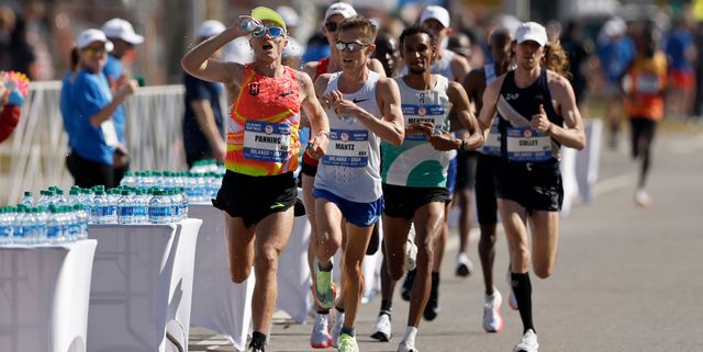Gana un maratón, es descalificado por culpa de una botella y culpa a su principal rival