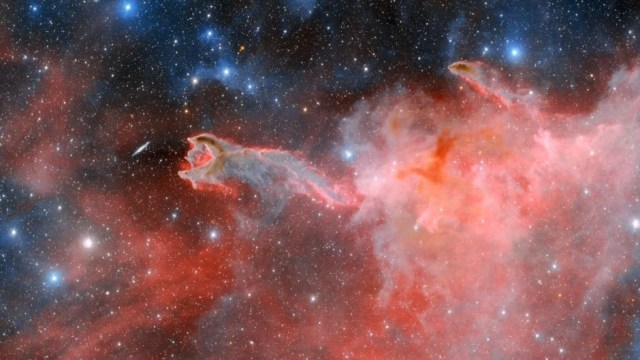 nuevas-imagenes-telescopicas-revelan-la-fantasmal-“mano-de-dios”-en-la-via-lactea-que-atraviesa-el-cosmos