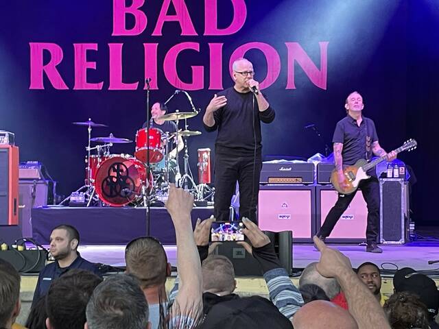 bad-religion-and-social-distortion,-titans-of-punk,-can-still-rock