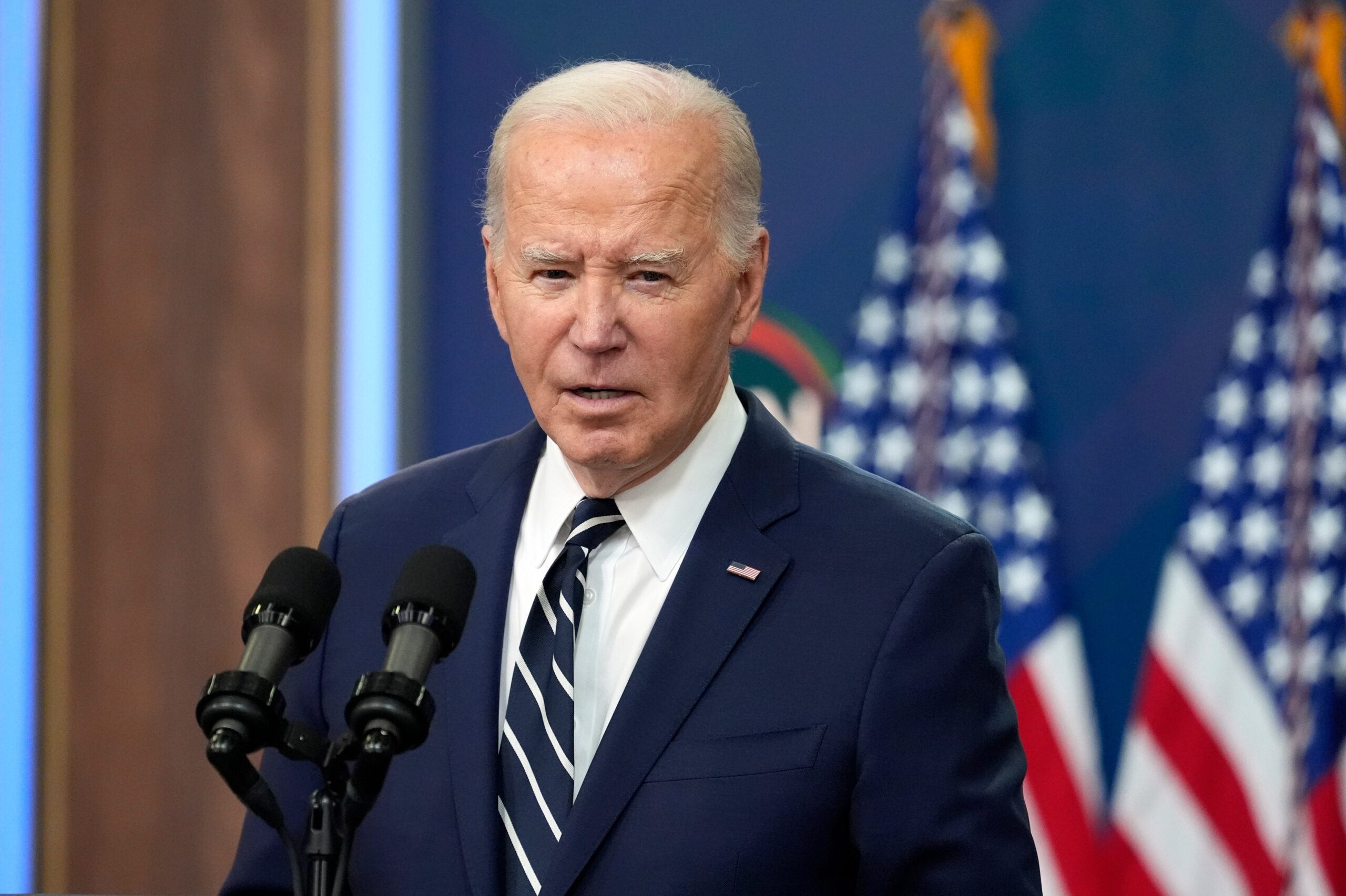 Biden critica a Trump y dice que “algo se le rompió” después de que perdió las elecciones de 2020 – La Opinión