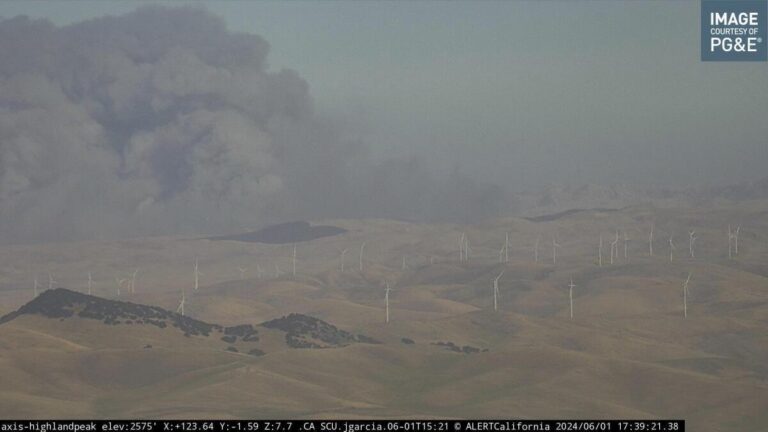 california:-combaten-incendio-forestal-avivado-por-viento-al-este-de-san-francisco