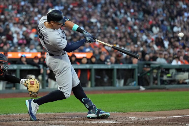 aaron-judge-hits-2-home-runs-in-san-francisco-debut-as-yankees-torch-giants