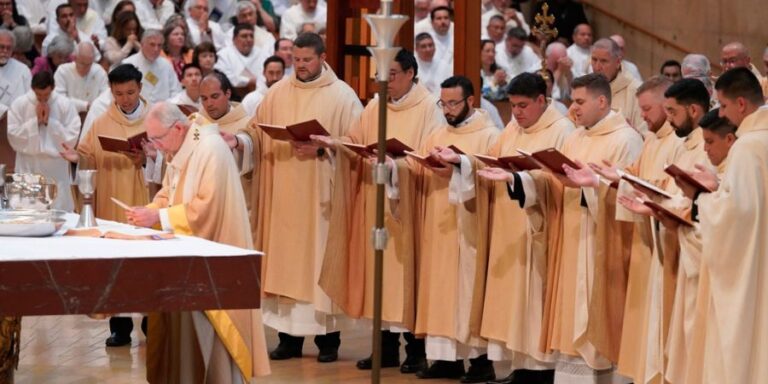 se-ordenan-11-nuevos-sacerdotes-en-la-arquidiocesis-mas-grande-de-estados-unidos